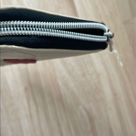 Warner Bros. Cream and Red Hogwarts Wallet - Picture 8 of 8